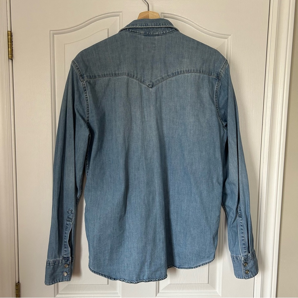 Levi’s Iconic Western Denim Shirt - Picture 7 of 10